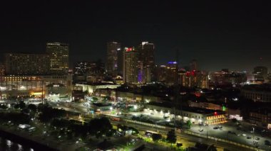 Geceleri New Orleans 'ın havadan görünüşü, canlı şehir ışıklarını yakalamak, modern binaları aydınlatmak, ve hareketli caddeleri canlandırmak, gece hayatını gözler önüne sermek. New Orleans, Louisiana, ABD, 10 Nisan 2024