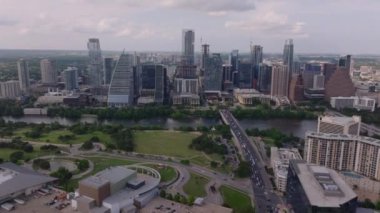 Austin şehrinin havadan görünüşü yüksek binalar, parklar, Colorado nehri ve şehir merkezindeki bu büyük Amerikan şehrindeki yollar..