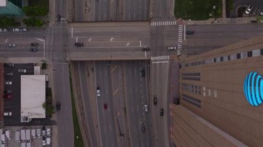 Meşgul Kansas şehir kavşağının hava görüntüsü farklı açılardan trafik ve şehir yapısını gösteriyor. Şehir manzarası ve ulaşım projeleri için mükemmel. Kansas City, Kansas, ABD, 10 Nisan 2024