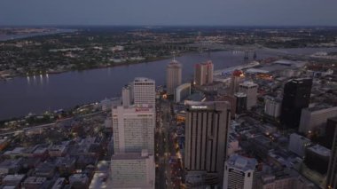 New Orleans 'ın alacakaranlıktaki havadan görünüşü... Şehir silueti ve Missippi nehrinin batan akşam ışığında görüntüsü. New Orleans ABD 'nin önemli bir tatil beldesinin şehir ve seyahat kavramları