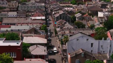 New Orleans 'taki Fransız Mahallesi' nin canlı caddelerini ve eşsiz mimarisini güneşli bir yaz gününde kuş bakışı bir manzaradan keşfedin..