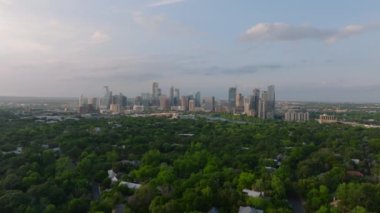 Günbatımında modern Austin silueti, kentsel gelişim ve doğal güzelliğin yemyeşil ve yüksek binalarla harmanlanmış karışımını sergiliyor..