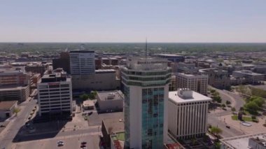 Garvey Center ve Wichita şehir merkezinin hareketli şehri, Kansas yukarıdan. Modern mimari açık bir günde. Wichita, Kansas, ABD, 10 Nisan 2024