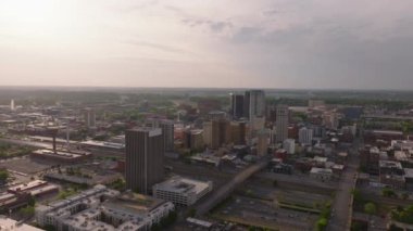 Birmingham, Alabama şehir merkezinin havadan görüntüsü şehir manzarasını, binaları ve caddeleri yakalıyor. Yukarıdan canlı şehir manzarası.