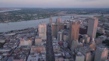 Günbatımında New Orleans şehir merkezinin havadan görünüşü, canlı ufuk çizgisi, Missippi nehri ve şehir mimarisini gösteriyor. Seyahat ve turizm konsepti. New Orleans, Louisiana, ABD, 10 Nisan 2024