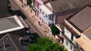 New Orleans 'ta tarihi bir caddenin cazibesi. Canlı klasik evler ve huzurlu bir ortam. Fransız Mahallesi 'ndeki bu büyüleyici şehir ortamının mimarisi ve kültürü.