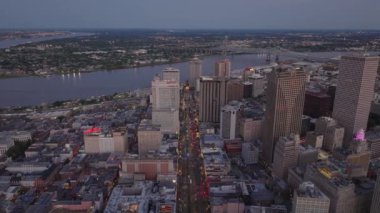 Geceleri New Orleans 'ın havadan görünüşü şehrin ışıklarını, Mississippi nehrini ve ufuk çizgisini aydınlatıyor. Şehir manzarası ve şehir manzarası kavramları. New Orleans, Louisiana, ABD, 10 Nisan 2024