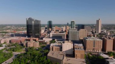 Fort Worth 'un gökdelenleri, yüksek binaları ve Teksas' ın şehir merkezindeki yemyeşil çevresiyle gökyüzü manzarası.