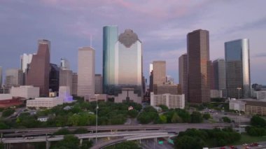 Houston 'ın günbatımında gökdelenleri ve Körfez Otobanı' ndaki trafiği gösteren gökyüzü manzarası. Kentsel ve emlak kavramı.