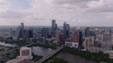 Austin şehir merkezi, Colorado nehri ve modern gökdelenleri ile Teksas 'ın en tepedeki şehrinde yeşilliklerle çevrili..