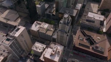 Gökdelenler ve şehir planına odaklanarak Kansas 'ın merkezindeki hareketliliği gösteren hava manzarası. Şehir ve mimari temalar için mükemmel. Kansas City, Kansas, ABD, 10 Nisan 2024