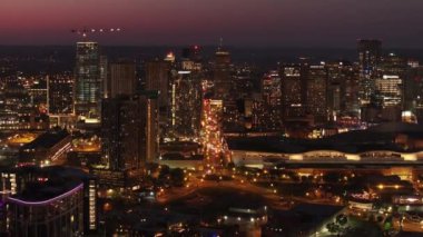 Şehir alacakaranlıkta aydınlanırken Nashville şehir merkezindeki hayat dolu gece hayatı. Çarpıcı hava manzarası canlı ufuk çizgisini ve aydınlık sokakları yakalıyor..