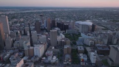 Günbatımında New Orleans 'ın çarpıcı hava manzarası, şehrin ufuk çizgisini ve şehir manzarasını vurguluyor. Büyük bir Amerikan şehrinde şehir ve seyahat teması.