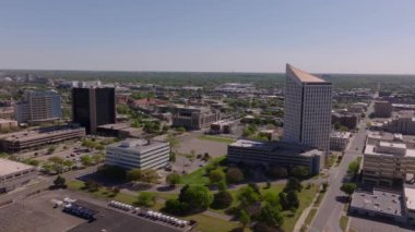 Wichitas şehir merkezinin kuş bakışı görüntüsü, Epic Center ve şehir manzarası gibi çağdaş binaları güneşli bir zemine karşı vurguluyor..
