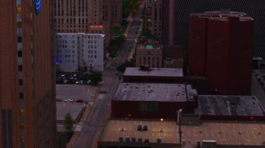 Kansas şehir merkezinin alacakaranlıktaki yüksek açılı hava manzarası, şehrin yüksek binaları ve solan ışıkla aydınlatılmış caddeleri gösteriyor. Kansas City, Kansas, ABD, 10 Nisan 2024
