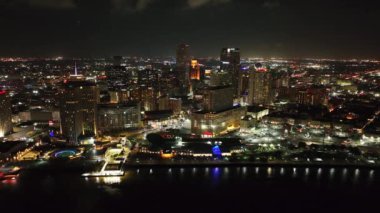 New Orleans 'ın ışıl ışıl gece manzarası aydınlanmış şehir manzarasını, şehir merkezinin gökdelenini ve deniz manzarasını gözler önüne seriyor..