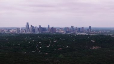 Austin gökyüzü yeşillik ve bulutlu, şehirleri ve doğal güzellikleri gökyüzünden gösteriyor. Şehir manzarası ve doğa kavramları.