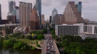 Austin şehir merkezindeki canlı şehir hayatı benzersiz bir hava perspektifinden. Hareketli sokaklar, yükselen gökdelenler, ve bu şehir manzarasında yemyeşil. Austin, ABD, 10 Nisan 2024