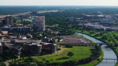 Yeşil alanları olan Fort Worth Trinity nehrinin havadan görünüşü ve doğayla harmanlanmış modern mimari konut binaları..