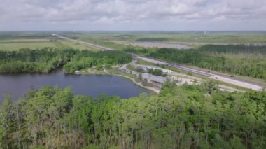 Louisiana 'daki bir otoyol ve nehrin havadan görünüşü. Geniş gökyüzü altında bölgenin doğal güzelliği ve altyapısı.