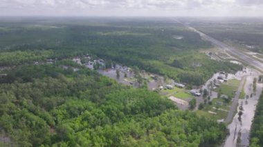 Louisiana 'da yıkıcı bir sel felaketinden sonra. Havadan bakıldığında yemyeşil suların ortasında sualtı yolları ve evler görülüyor..