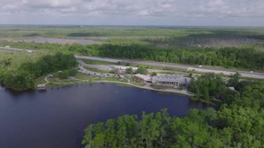 Güneşli bir günde yeşil ormanları ve yolları olan Louisiana 'nın huzurlu bir dinlenme alanının havadan görünüşü. Doğa ve seyahat kavramları.