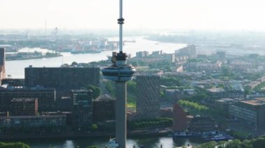 Rotterdam 'daki Euromast Kulesi' nin hava görüntüsü, su yolları ve şehir manzaralı modern mimari ve kentsel manzarayı gözler önüne seriyor..