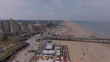 Lahey 'in canlı sahili ikonik silueti, hareketli iskelesi ve çarpıcı bir hava perspektifinden canlı tahta kaldırımıyla.