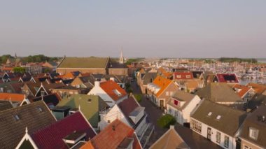 Renkli çatıları ve manzaralı marinası olan bir kıyı kasabasının cazibesi. Seyahat, emlak ve turizm temaları.