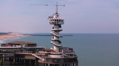 Lahey 'deki ünlü iskele ve bungy kulesi göz kamaştırıcı bir hava manzarasından. Kıyı güzelliği ve deniz kenarı manzarası.