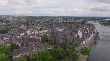 Büyüleyici ortaçağ mimarisi ve nehir kenarındaki Maastricht manzarası. Seyahat ve turizm projeleri.