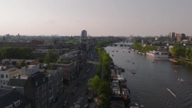 Amsterdam yukarıdan Amstel Nehri 'nin çarpıcı hava manzaralı tekneler ve gün batımında tarihi şehirlerle dolu..