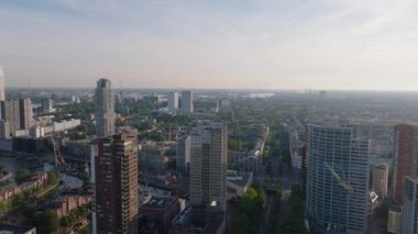 Rotterdam 'ın hava manzarası, gökdelenleri, şehir sokaklarını ve yumuşak sabah ışıklarını yakalıyor. Yukarıdan modern şehir manzarası.