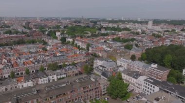 Lahey şehir manzarası, tarihi binalar, ağaç sıralı caddeler ve temiz bir gökyüzü altında kentsel manzaralar..