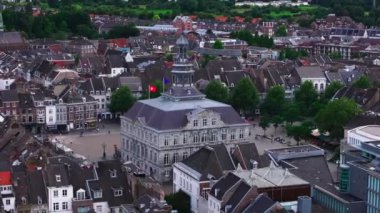 Maastrichts şehir merkezinin tarihi cazibesi. Canlı şehir meydanını, hareketli caddelerini ve eski dünya mimarisi ile çevrili belediye binasını keşfedin..