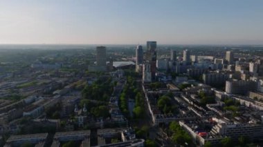 Rotterdam 'ın gündoğumunda gökyüzü manzarası modern mimari, yemyeşil, doğrusal sokaklar ve ikonik gökdelenleri gözler önüne seriyor..