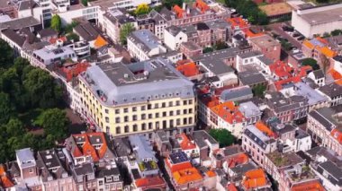 Hollanda mimarisi ve yeşilliği arasında Des Indes Oteli 'ne odaklanan Hagues tarihi şehir manzarası. Bu Avrupa şehrinin cazibesini keşfedin.