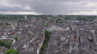 Maastrichts mimarisinin cazibesi kuş bakışı bakış açısı istorik çatılar, şehir manzarası ve Hollanda 'nın ikonik simgeleri..