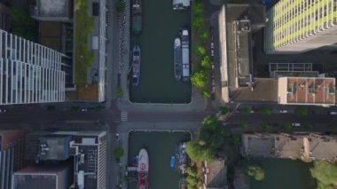 Rotterdam Kanalı 'ndaki teknelerin havadan görünüşü, ünlü bir Hollanda şehir merkezindeki modern yüksek binalarla çevrili..