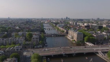 Amsterdamlar nefes kesici kanallar, köprüler ve kuşların gözünden tarihi binalar. Şehirler cazibesi ve manzaralı su yolları.