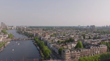 Amsterdamlar büyüleyici kanallar, tarihi mimari, ve kuş bakışı zengin parklar. Şehirlerin benzersiz yerleşim ve şehir tasarımına bakın.