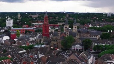 Maastricht 'in havadan görünüşü, Saint Jans kilisesi ve kırmızı kulesi, ve bereketli yeşillik manzaralı şehir manzarası..