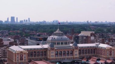 Büyük Otel Amrath Kurhaus 'un hava görüntüsü ve şehir siluetinin modern mimarisi..