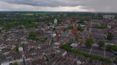 Saint Jans kilisesi ve kırmızı kulesi ile Maastricht şehir merkezinin hava manzarası bulutlu gökyüzü altındaki tarihi binalar. Manzaralı şehir manzarasında Avrupa cazibesi.