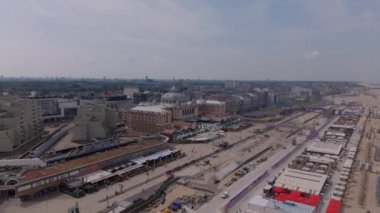 Hollanda, Lahey 'den Grand Hotel Amrath Kurhaus' un havadan görünüşü, plajın önünde barok mimarisini yakalıyor..