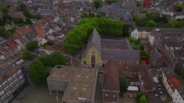 Yukarıdan Maastricht 'in tarihi şehir manzarası. Eski binalar ve yemyeşil alanlar arasında Saint Jans kilisesi ve kırmızı kulesi sergileniyor..