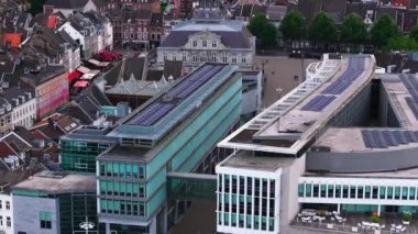 Mosae Forum ve Hollanda 'nın Maastricht kentindeki çağdaş ve geleneksel mimarinin büyüleyici bir karışımı. Resimli sokaklar ve yukarıdan binalar.