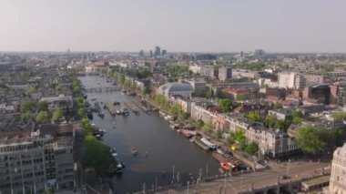 Açık bir günde Amsterdam Kanalı 'nın, teknelerin ve tarihi binaların havadan görünüşü şehir planlama ve ikonik su yolu sistemini gözler önüne seriyor..