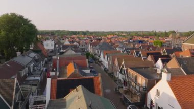 Urk 'un büyüleyici caddeleri ve çatıları. Resimli evler ve yemyeşil yeşilliklerle dolu rahat köy atmosferini gözler önüne seriyor..