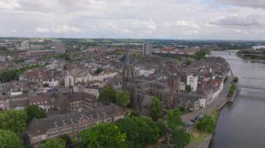 Büyüleyici ortaçağ mimarisi ve nehir kenarındaki Maastricht manzarası. Seyahat ve turizm projeleri.